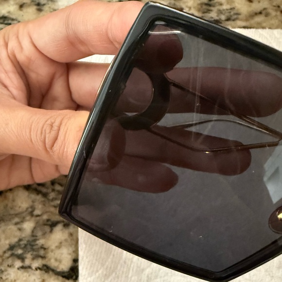 Dior Sunglasses 30Montaigne Black with Gold- with case and cloth- amazing. - Picture 9 of 9